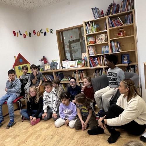 Kinder in der Bücherei Oberhofen 