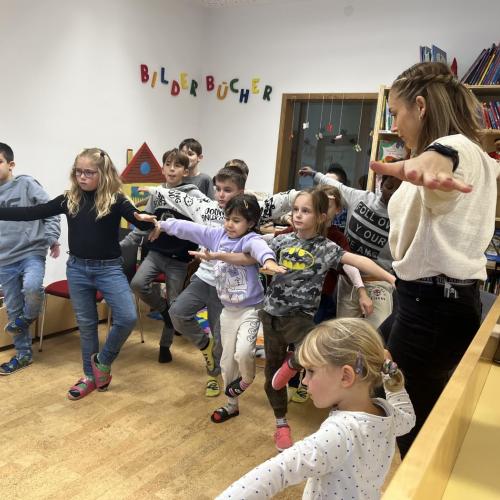 Kinder beim Ausführen der Yogaübung Baum 