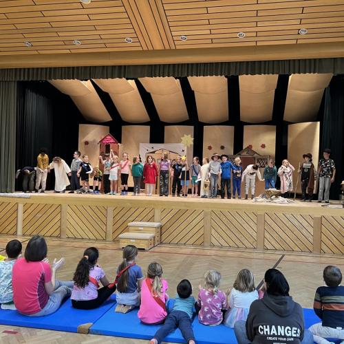 Kinder auf der Bühne beim Krippenspiel