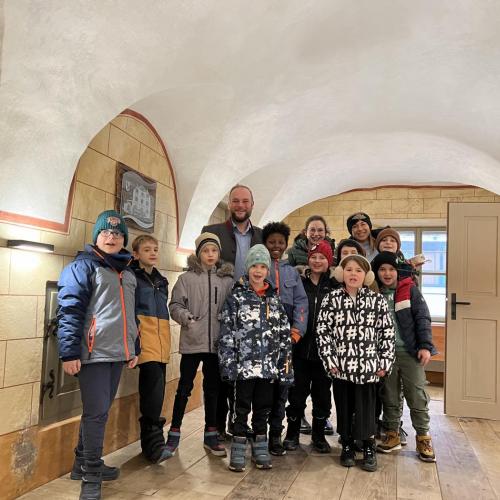 Hortkinder im Gemeindeamt mit Bürgermeister Jürgen Schreier