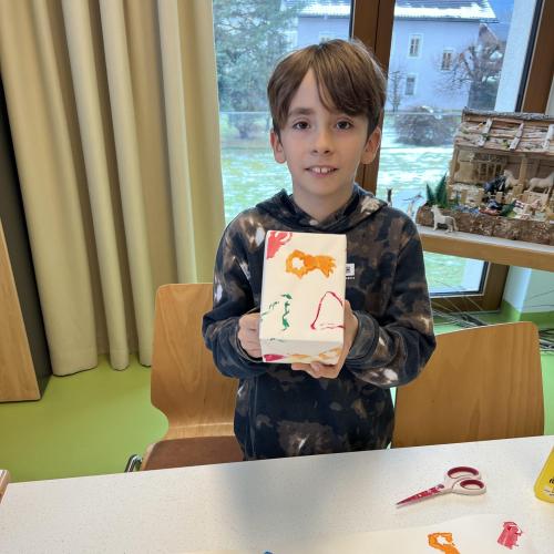 Kind mit dem fertigen Weihnachtsgeschenk für die Oberhofer:innen, die im Altersheim leben