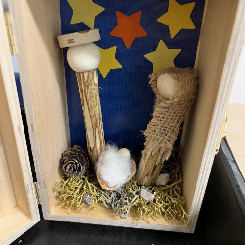 Gebastelte Krippe aus Naturmaterial für die Oberhofer:innen im Altersheim 