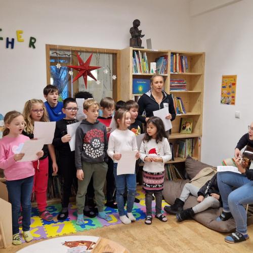 Kinder beim Singen in der Bücherei