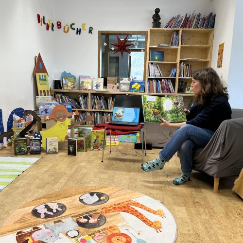 Lisa liest uns das Bilderbuch Mama Muh schaukelt vor 