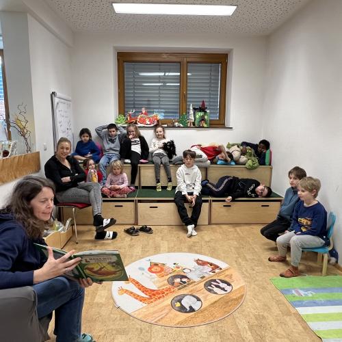 Kinder beim Besuch in der Bücherei