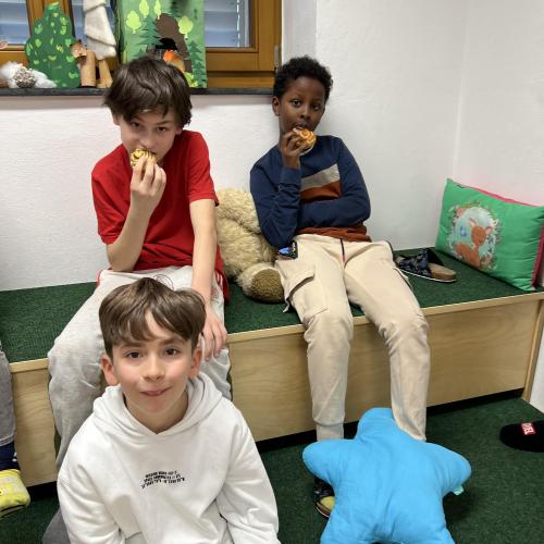 Kinder beim Zimtschnecken essen