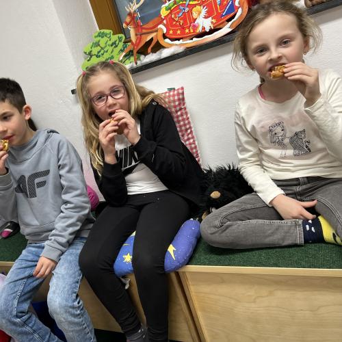 Kinder beim Zimtschnecken essen 2