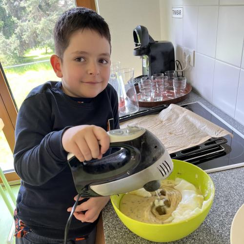 Kind beim Kuchenteig mixen 