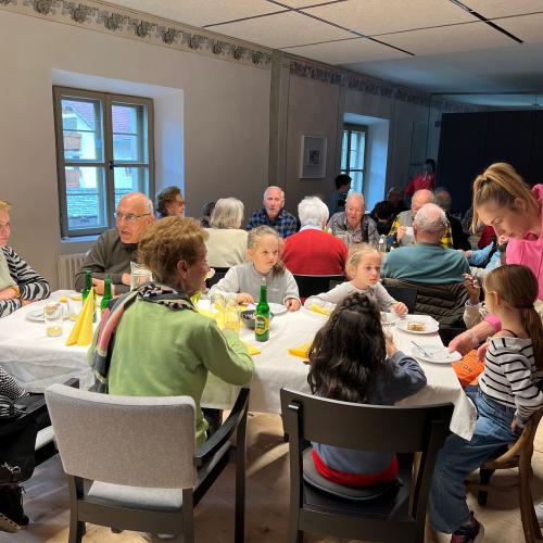 Kinder beim Kuchen Essen mit den Senior:innen
