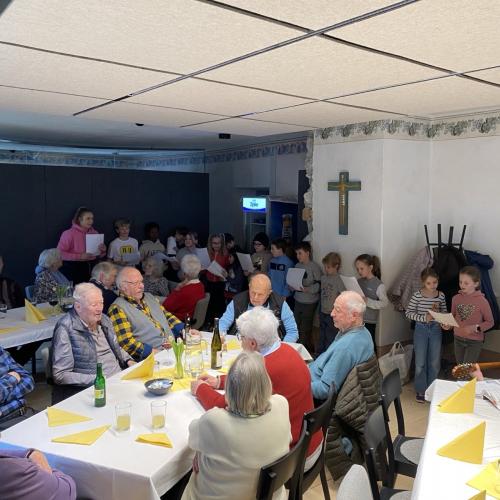 Hortkinder beim Singen für die Senior:innen 