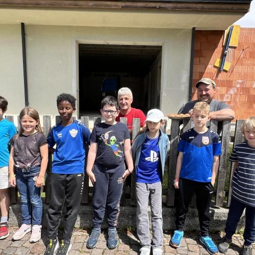 Kinder auf der Baustelle mit den Bauarbeitern 