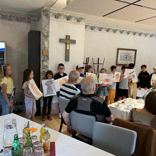 Kinder beim Vortragen des Sommergedichts 