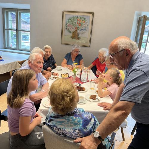 Kinder beim Kuchen essen mit den Senior:innen
