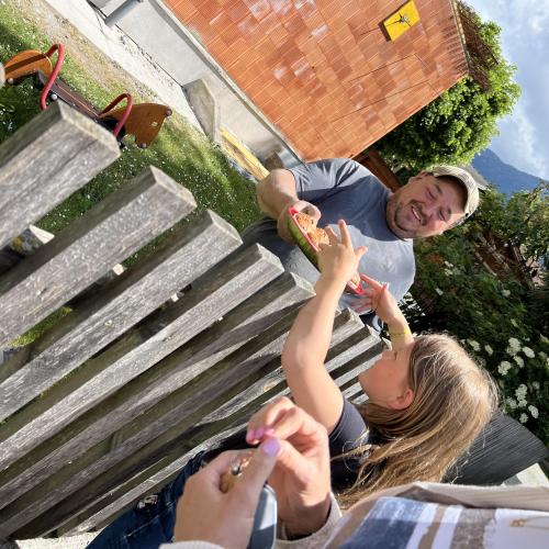 Kind beim Übergeben der Muffins an einen Bauarbeiter