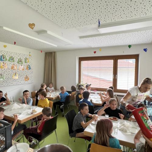 Kinder beim Würstel essen