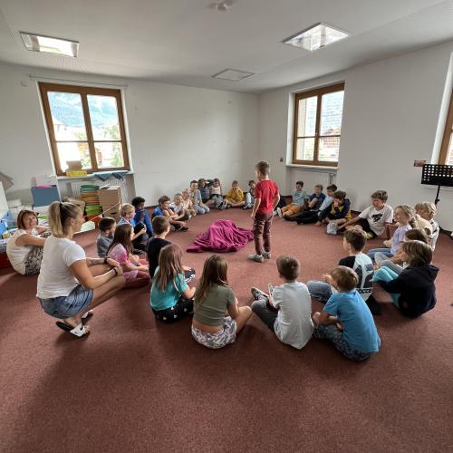 Kinder beim Stille Post spielen