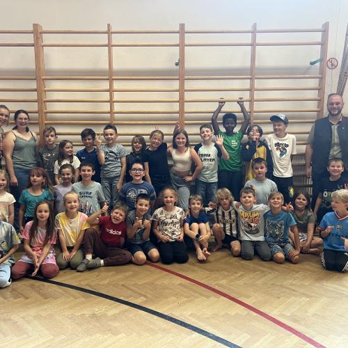 Gruppenfoto aller Hortkinder mit dem Hortteam und dem Bürgermeister