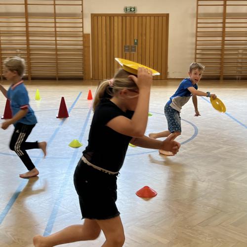 Kinder beim Durchführen der Staffelspiele