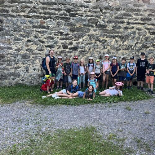 Kinder vor der Ruine Hörtenberg 