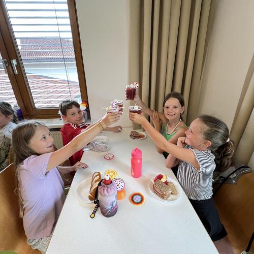 Kinder mit Cocktails am Wellnesstag 