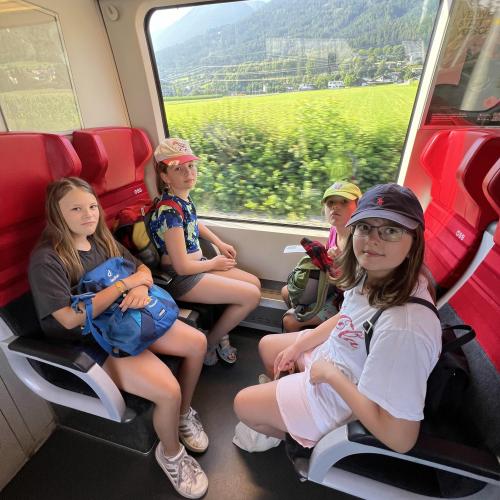 Kinder im Zug auf dem Weg zum Wasserfall Stams 