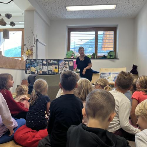 Kinder in der Bücherei