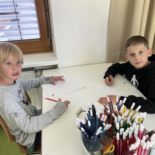 Kinder beim Baupläne zeichnen