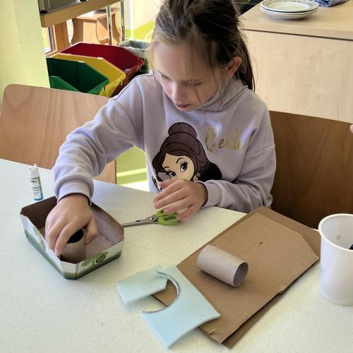 Kind beim Basteln