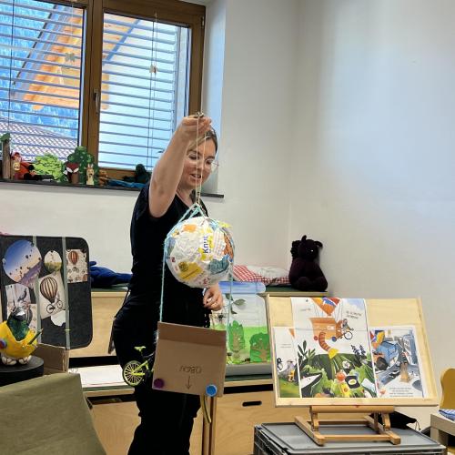 Literaturvermittlerin Christina mit Pips Müll-Sauger