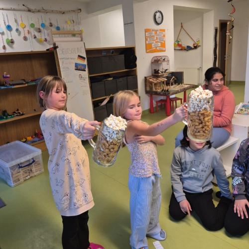 Kinder beim Bierkrug-Stemmen 