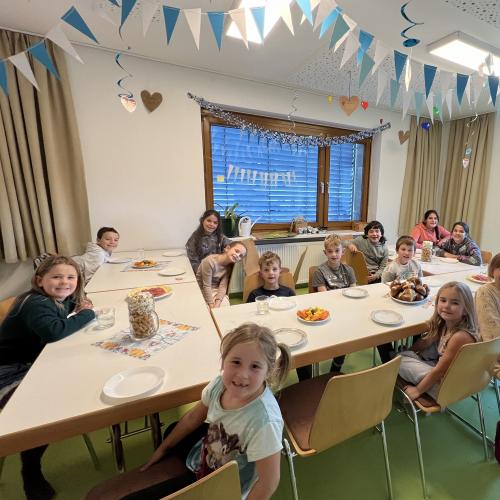 Kinder bei der Oktoberfestjause 