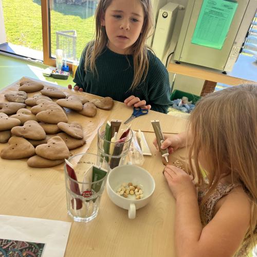 Kinder beim Lebkuchenherzen Verzieren 