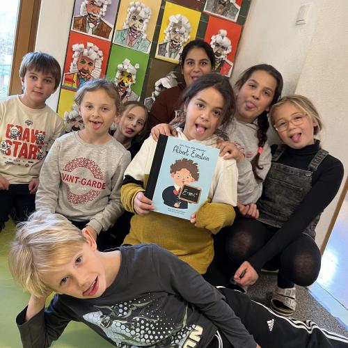 Kinder vor Albert Einstein Bildern 