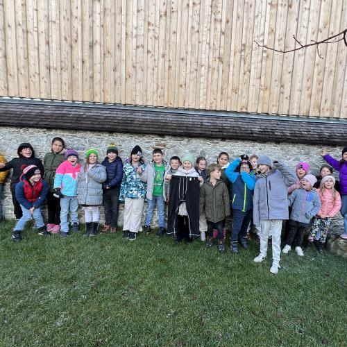 Kinder mit der verlorenen Unterhose des Nikolaus