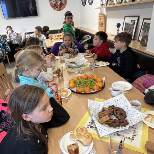 Kinder bei der Nikolausjause im Schützenheim