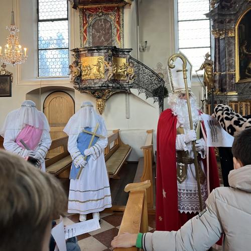 Besuch vom Nikolaus in der Kirche 