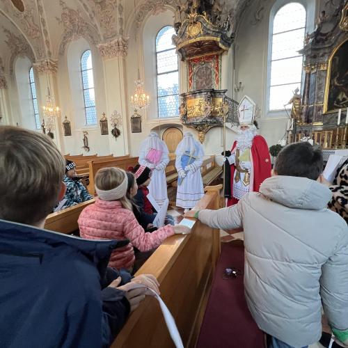 Besuch vom Nikolaus in der Kirche 