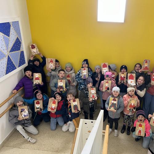 Kinder mit ihren Nikolaussäckchen 