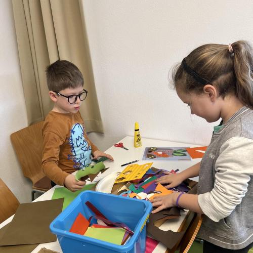 Kinder beim Ostersäckchen basteln