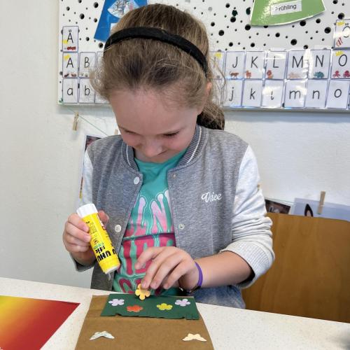 Kind beim Ostersäckchen bekleben 