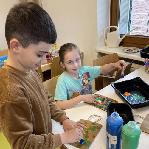 Kinder beim Ostersäckchen bestempeln 