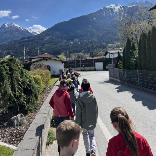 Kinder am Weg durchs Dorf auf Hinweissuche