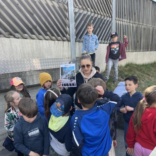 Kinder und Melanie mit einem Hinweis 