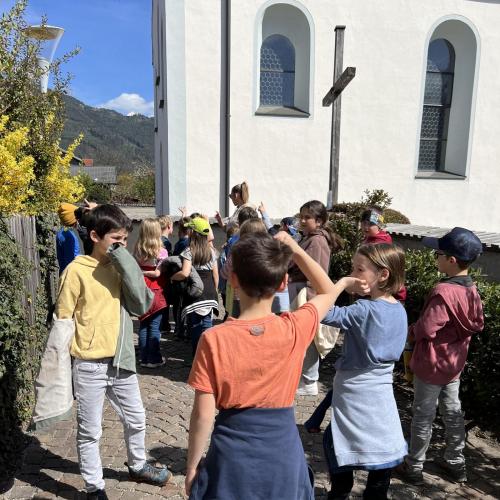 Kinder beim Beraten über den Ort des nächsten Hinweises