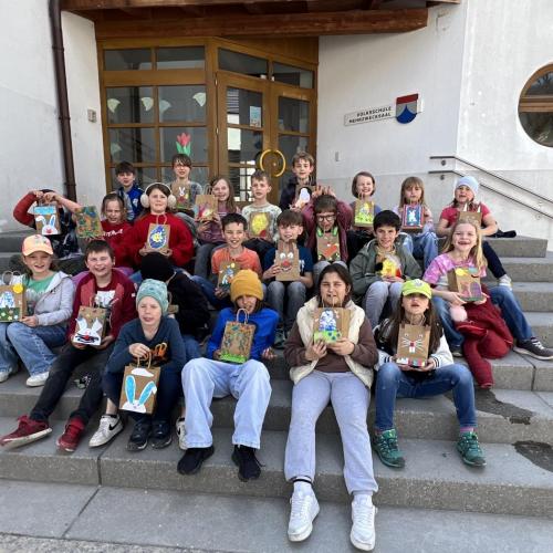 Gruppenfoto: Kinder mit ihren Osternestern