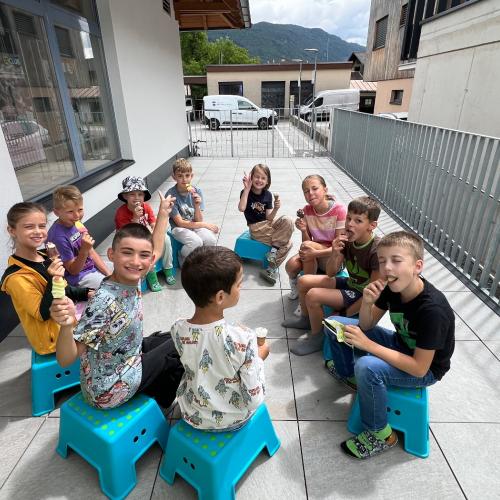 Kinder beim Eisessen