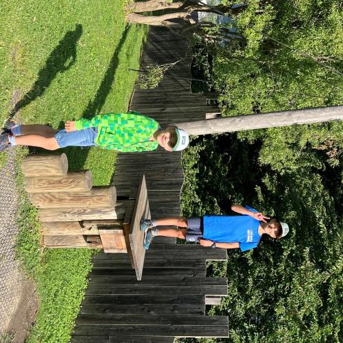 Kinder am Spielplatz