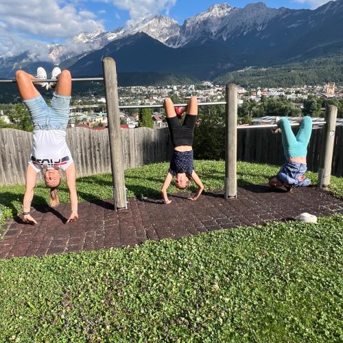 Kinder und Melly am Reck 