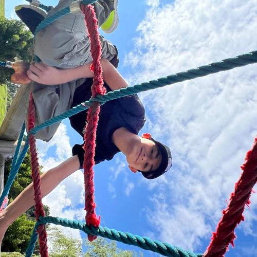 Kind am Klettergerüst