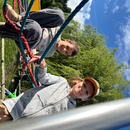 Kinder am Klettergerüst